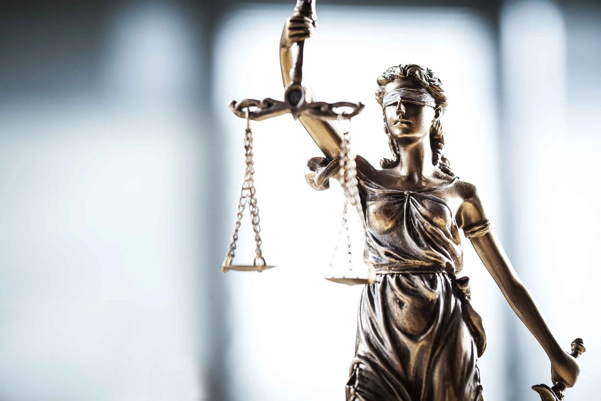 Justitia-Skulptur mit Waage: Symbol für neutrale und sorgfältige Rechnungslegung